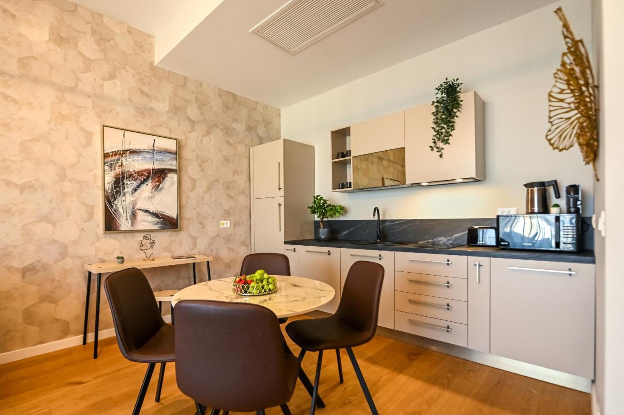 One Verdi Park Exclusive Apartments - Panoramic View & Private Parking Bukarest Eksteriør billede