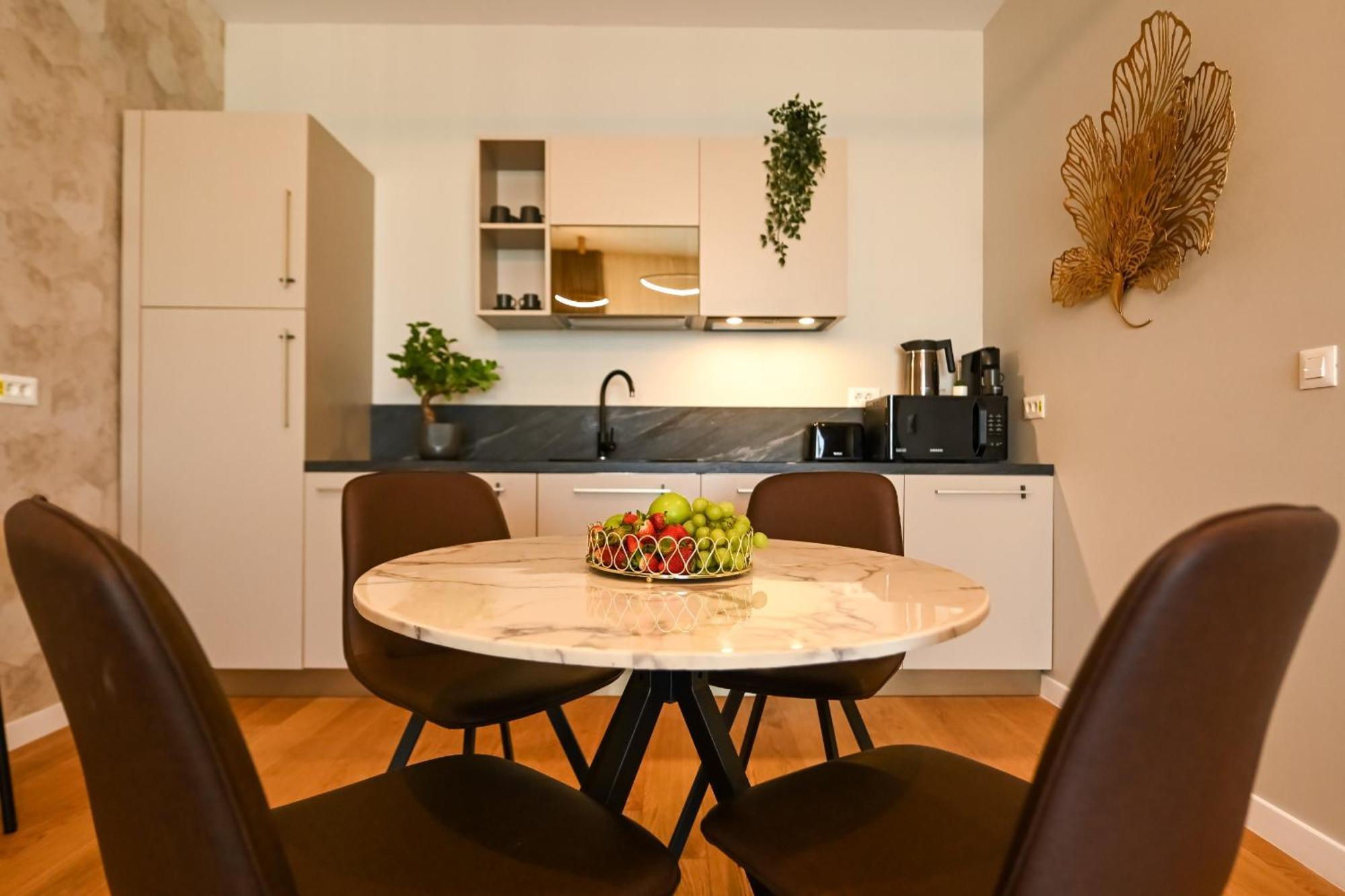 One Verdi Park Exclusive Apartments - Panoramic View & Private Parking Bukarest Værelse billede