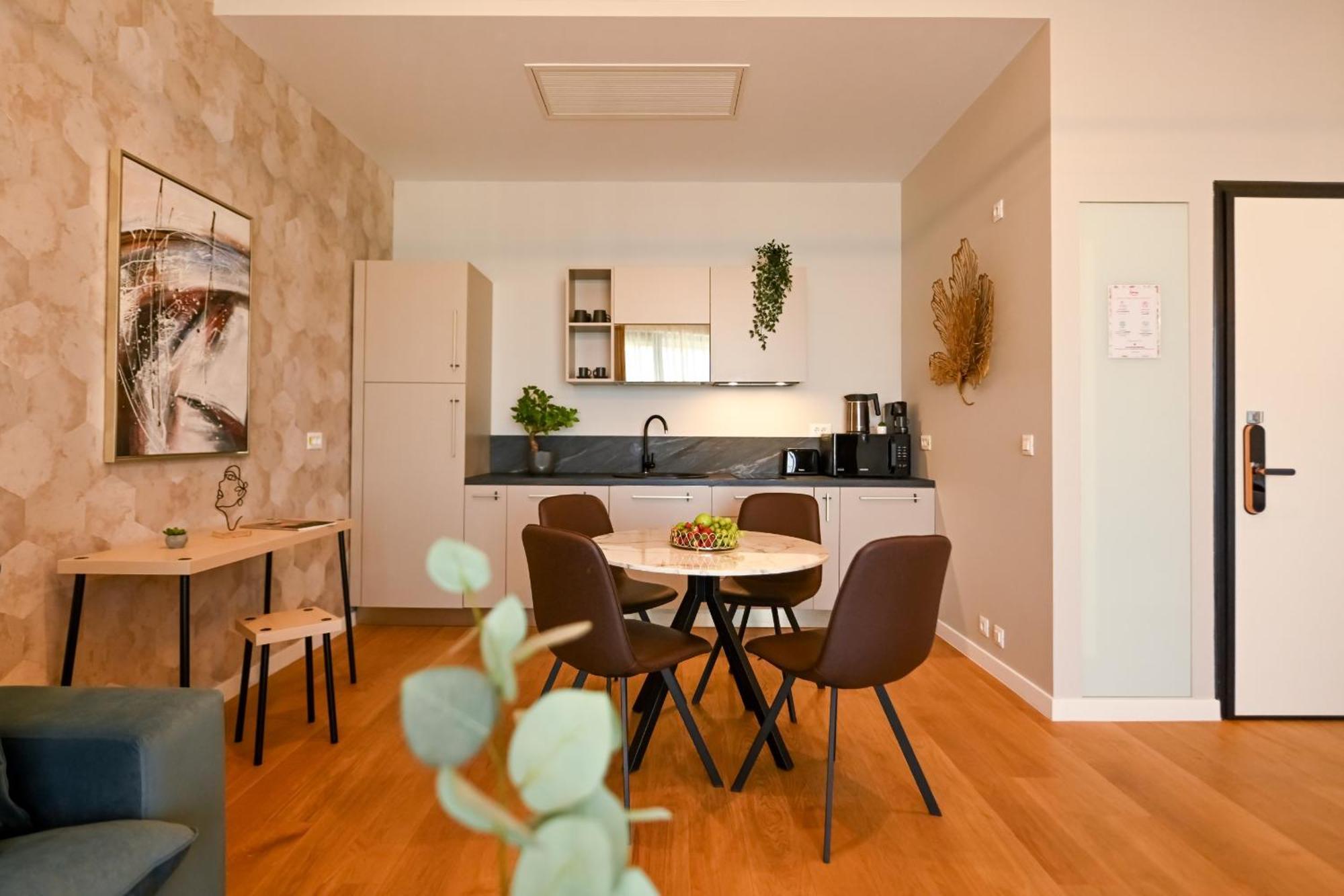 One Verdi Park Exclusive Apartments - Panoramic View & Private Parking Bukarest Værelse billede