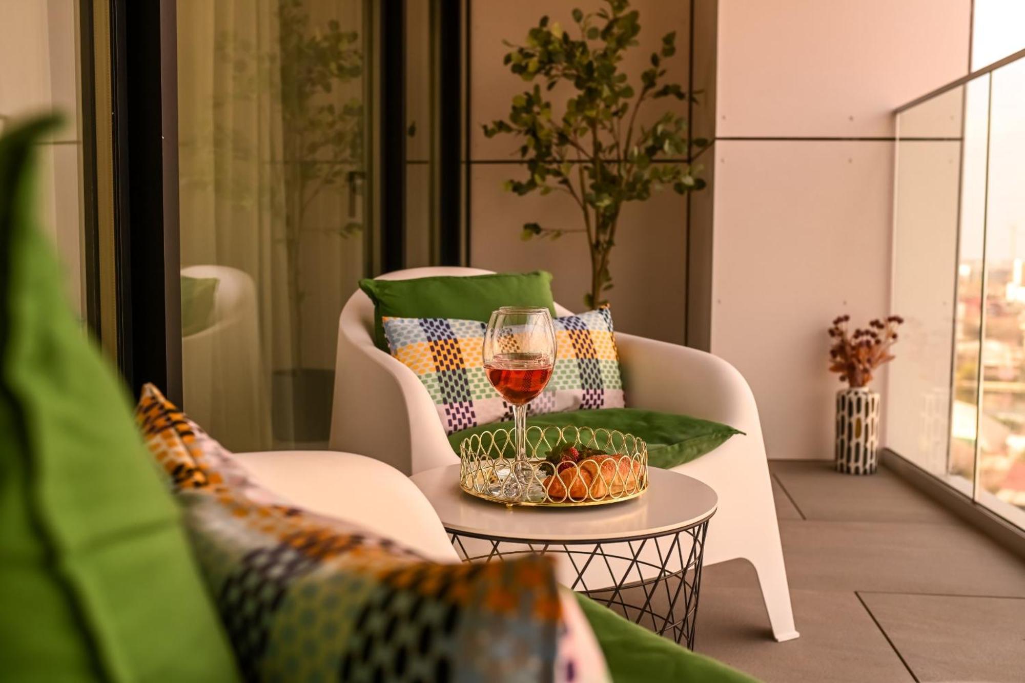 One Verdi Park Exclusive Apartments - Panoramic View & Private Parking Bukarest Værelse billede
