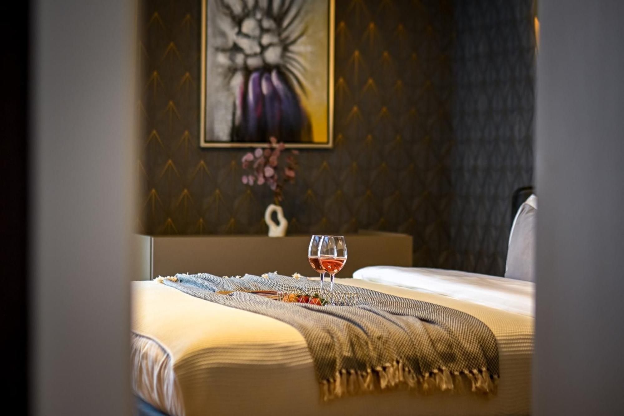 One Verdi Park Exclusive Apartments - Panoramic View & Private Parking Bukarest Værelse billede