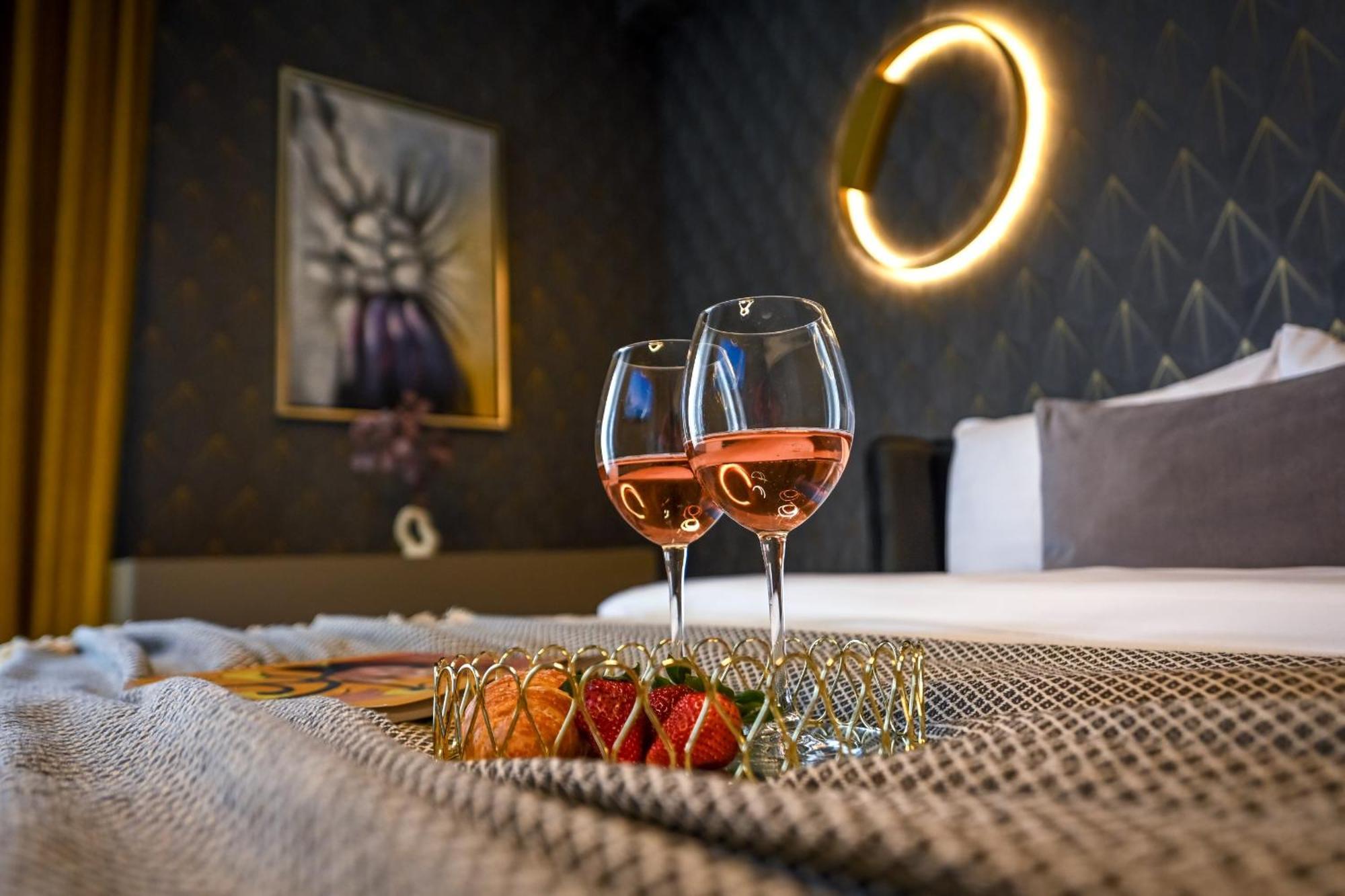 One Verdi Park Exclusive Apartments - Panoramic View & Private Parking Bukarest Værelse billede