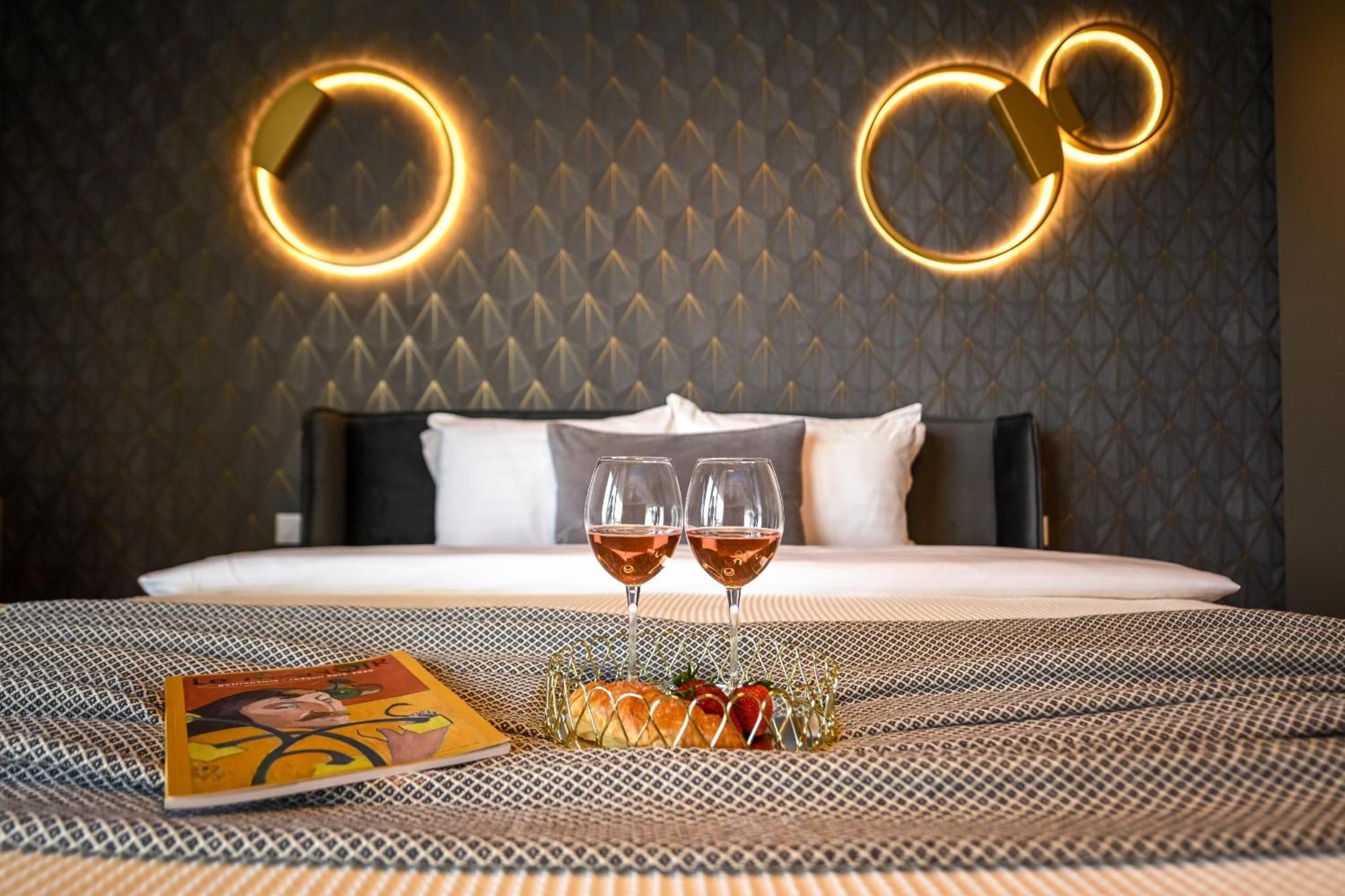 One Verdi Park Exclusive Apartments - Panoramic View & Private Parking Bukarest Værelse billede