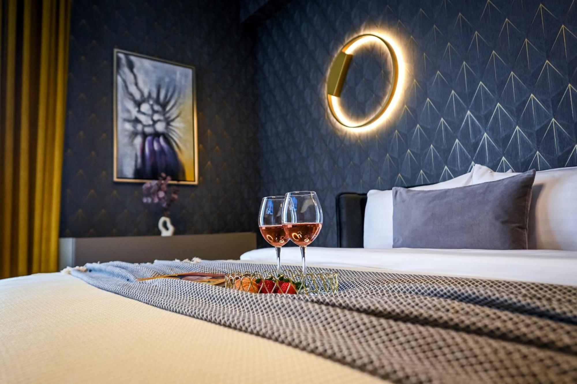 One Verdi Park Exclusive Apartments - Panoramic View & Private Parking Bukarest Værelse billede